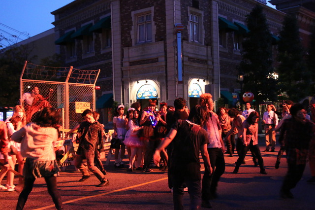 “スーパー・ゾンビ”軍団の襲来／「ストリート・ゾンビ」 in ユニバーサル・サプライズ・ハロウィーン