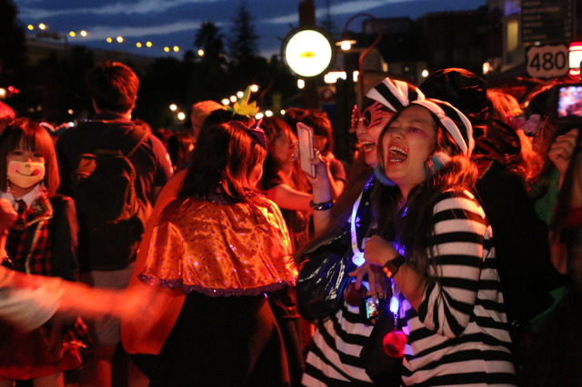 「ストリート・ゾンビ」を楽しむゲスト／「ストリート・ゾンビ」 in ユニバーサル・サプライズ・ハロウィーン