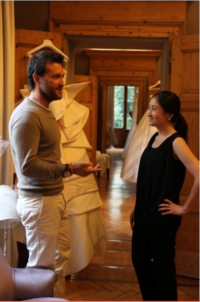 左：イタリア、ミラノで注目のデザイナーアントニオ・リーヴァ。彼がデザインするドレスは、オートクチュール仕様の最高級シルク素材のみを用い、優れたファッション性と建築家ならではの立体的かつ構築的なラインが特徴。　右：ハツコ エンドウのプロデューサー遠藤晶子氏。