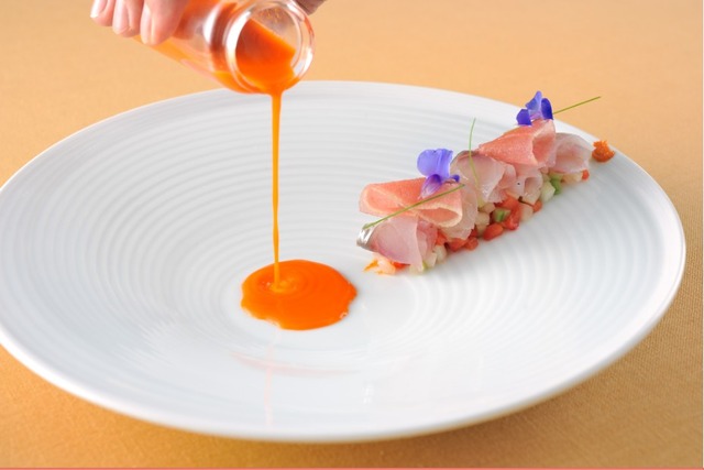 イタリア人シェフとして、日本で唯一ミシュランの星を誇るエグゼクティブシェフのルカ・ファンティンによる、伝統的なイタリア料理に、コンテンポラリーでクリエイティブな解釈を加えたクリエイティブなコース料理がゲストに振る舞われる。