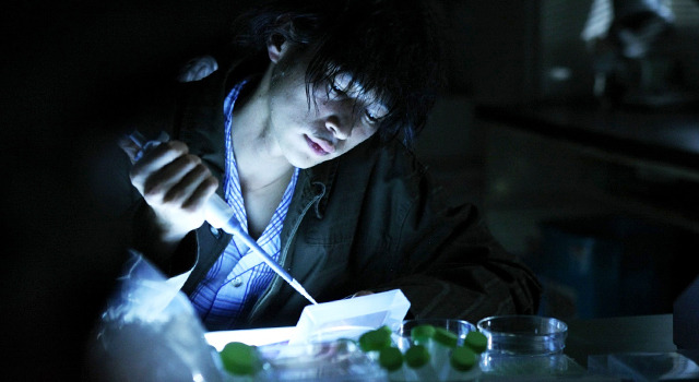 天才科学者を演じる、窪塚洋介／『風邪（ふうじゃ）』-(C) 2013 『風邪』 製作委員会