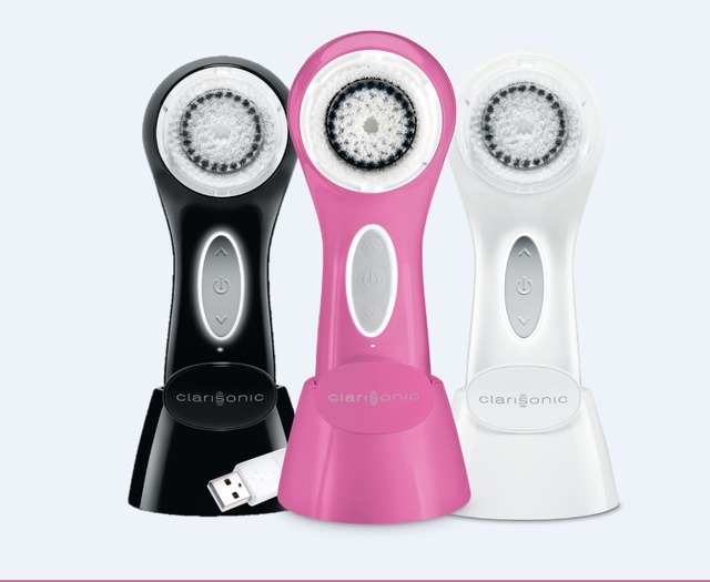 「クラリソニック アリア」はブラック、ピンク、ホワイトの3色で登場。浴室内でも使用可能なスタンドは、充電ポートにもなる。出張先や旅先でも便利なUSB充電ケーブルがついていて、PCなどからも充電が可能だ。