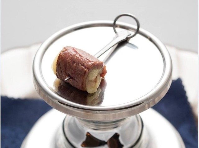 コースの始まりはトリュフの香る牛肉のスピエディーノ