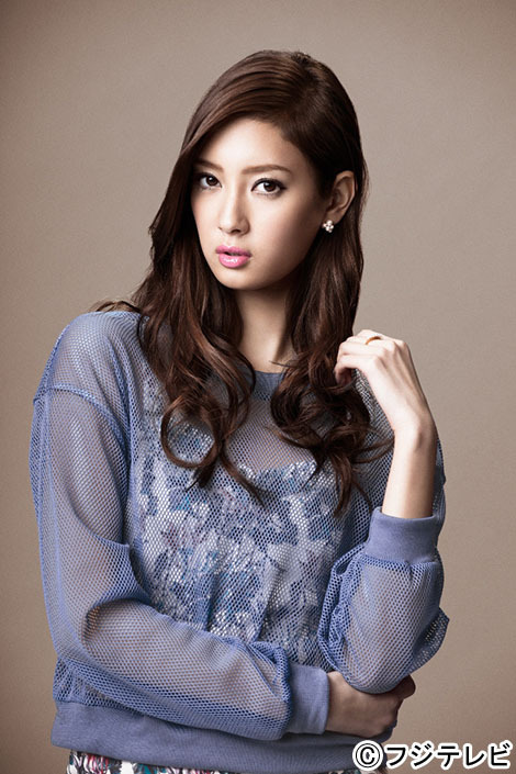 菜々緒（川島レミ絵）／「ファーストクラス」-(C) フジテレビ