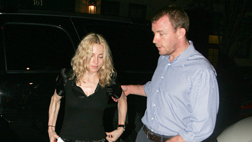 7月1日の夜、N.Y.でディナーに出かけたマドンナとガイ・リッチー　-(C) Splash/AFLO