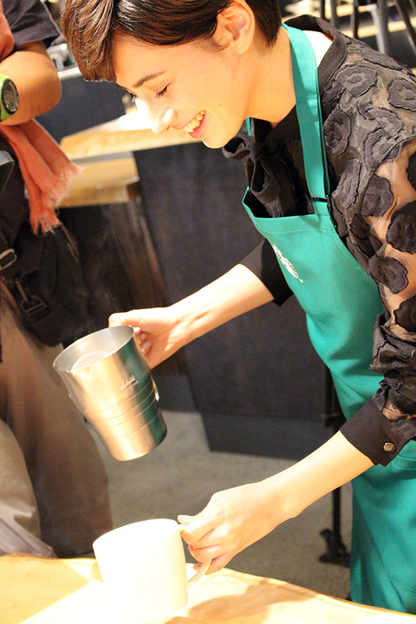 ラテ・アートに挑戦する、ホラン千秋／新“スターバックス ラテ”発売記念記者発表会