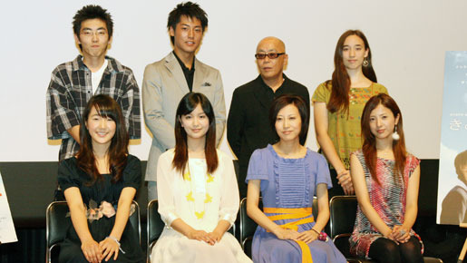 『きみの友だち』舞台挨拶。（前列右から）義高由里子、一青窈、石橋杏奈、北浦愛、（後列右から）華恵、廣木隆一監督、福士誠治、柄本時生。