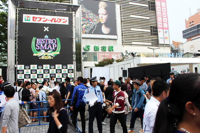 「SMAP」が去った後も騒然とするアルタ前（新宿）／「ビストロSMAP」×セブン-イレブン試食会