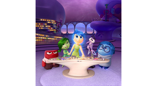 ジョイ〈喜び〉（中央）、アンガー<怒り>（左端）、ディスガスト<嫌悪>（左から2番目）、フィアー<恐れ>（右から2番目）、そしてサッドネス<悲しみ>（右）／『インサイド・ヘッド』（C）2014 Disney/Pixar. All Rights Reserved.
