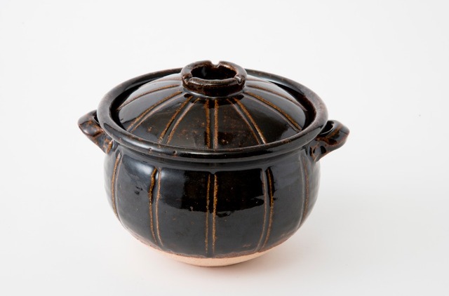 AKOMEYA オリジナル 土鍋ごはん鍋 3合炊き（税込23,760円）伊賀丸柱の土楽窯七代目当主福森雅武氏の四女・道歩さんが、ろくろで作り上げたご飯鍋。お米をいかに対流させて、ムラなくふっくら炊けるかにこだわっている。