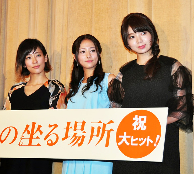 左から、水川あさみ＆木村文乃＆森カンナ／『太陽の坐る場所』初日舞台挨拶