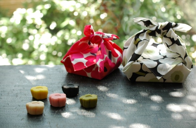 お持ち帰り用和菓子セットウニッコ柄の風呂敷に、ウニッコ菓子が入ったセット。