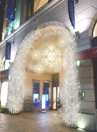 今年は、天然の白樺の白いアーチと“光輝く雪の結晶”をモチーフにしたクリスマスイルミネーションがアニヴェルセル カフェ＆レストランを飾る。