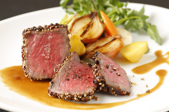 「Brasserie & Wine cafe Buzz」コラボレーションメニュー「鹿のスパイスロースト」（2,600円）。東京・丸の内店、大阪・梅田店共通のメニュー。