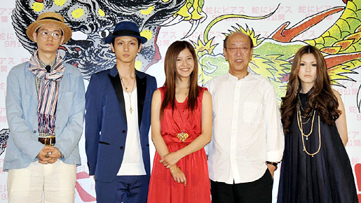 『蛇にピアス』完成会見にて（左から）ARATA、高良健吾、吉高由里子、蜷川幸雄、金原ひとみ