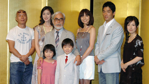 『崖の上のポニョ』初日舞台挨拶および記者会見に出席した監督と声優陣。（後列左から）所ジョージ、天海祐希、宮崎駿監督、山口智子、長嶋一茂、柊瑠美、（前列左から）奈良柚莉愛、土井洋輝。