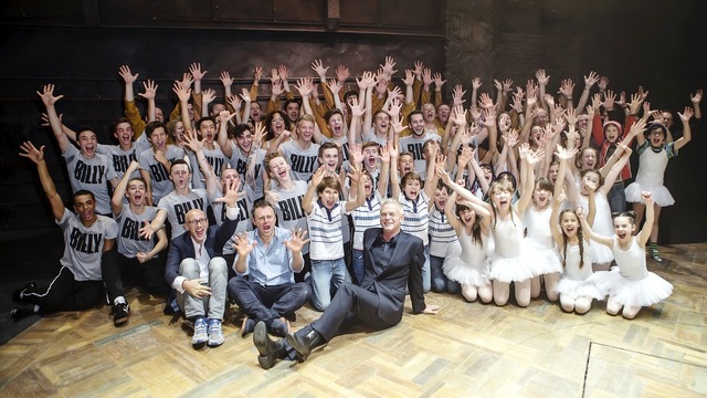 歴代のビリー役27人＆スティーブン・ダルドリー監督（中央）／『ビリー・エリオット ミュージカルライブ／リトル・ダンサー』　(C) 2014 UNIVERSAL CITY STUDIOS LLC.ALL RIGHTS RESERVED.BILLY ELLIOT THE MUSICAL IS BASED ON THE UNIVERSAL PICTURES/ STUDIO CANAL FILM