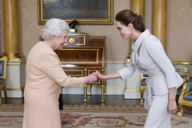 アンジェリーナ・ジョリー＆エリザベス女王 -(C) Getty Images