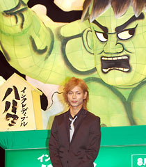 特製の「ハルクねぶた」もお目見え。水嶋さんが札に“ハルク”と筆を入れたが…。