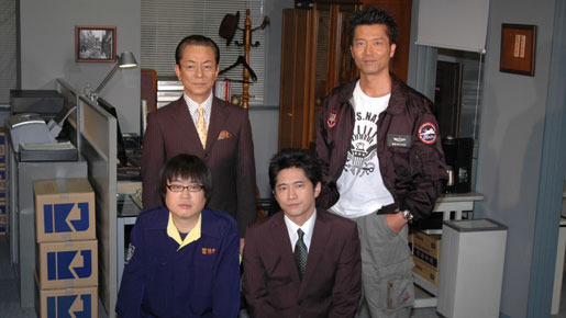 背景はおなじみの特命係の部屋のセット。（前列左から）六角精児、萩原聖人、（後列左から）水谷豊、寺脇康文。