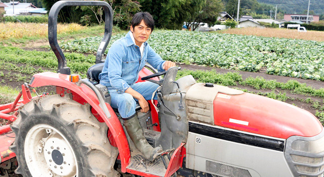 トラクターに跨る、反町隆史／NHK土曜ドラマ「限界集落株式会社」