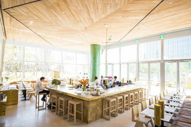 開放感のある高い天井でと大理石でできたカウンターがモダンな雰囲気の店内。