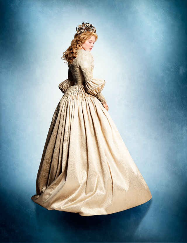 実写版『美女と野獣』に見る“絢爛ドレス”（レア・セドゥ）／(C) 2014 ESKWAD - PATHE PRODUCTION - TF1 FILMS PRODUCTION 　ACHTE / NEUNTE / ZWOLFTE / ACHTZEHNTE BABELSBERG FILM GMBH - 120 FILMS