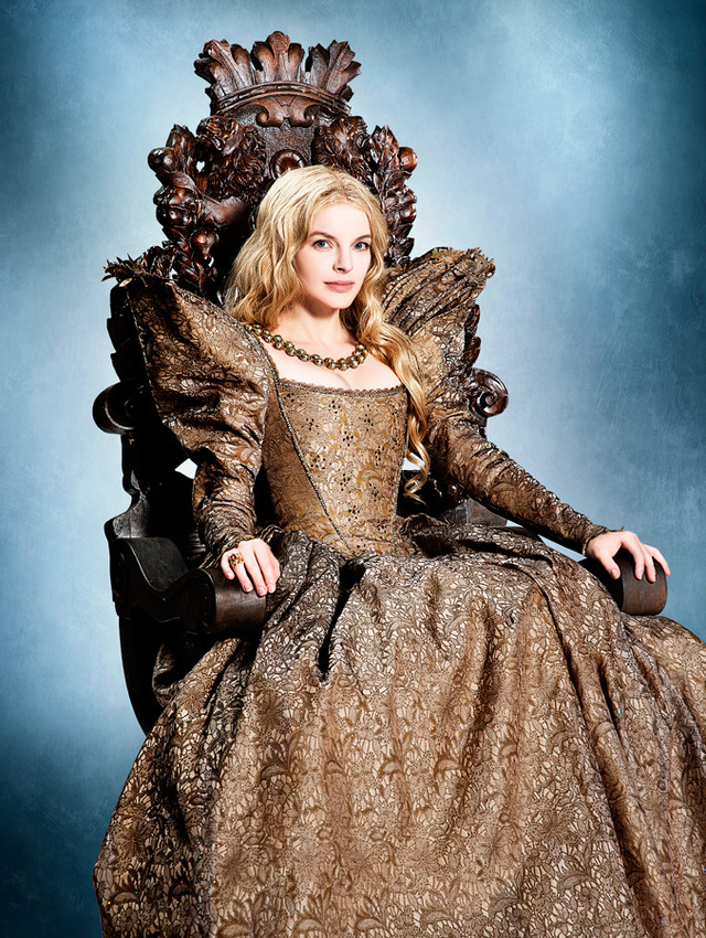 実写版『美女と野獣』に見る“絢爛ドレス”／(C) 2014 ESKWAD - PATHE PRODUCTION - TF1 FILMS PRODUCTION 　ACHTE / NEUNTE / ZWOLFTE / ACHTZEHNTE BABELSBERG FILM GMBH - 120 FILMS