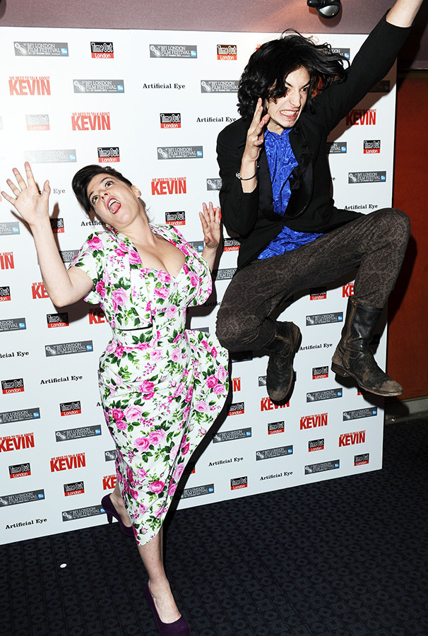 フォトコールで凄まじい跳躍を見せる、エズラ・ミラー／(C) Getty Images