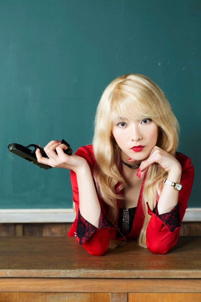 ビッチ先生に扮する知英／『暗殺教室』-(C) 2015松井優征／集英社・映画「暗殺教室」製作委員会