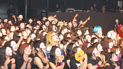 「デス・メイク・カーニバル08」に詰めかけたDMC信者たち