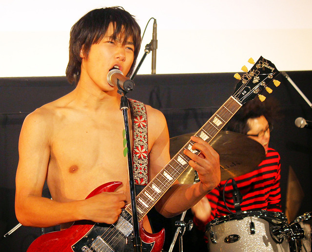 パンツ一丁で熱唱する野村周平／『日々ロック』完成披露試写会