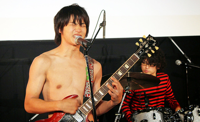 パンツ一丁で熱唱する野村周平／『日々ロック』完成披露試写会