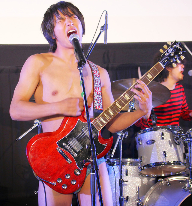パンツ一丁で熱唱する野村周平／『日々ロック』完成披露試写会