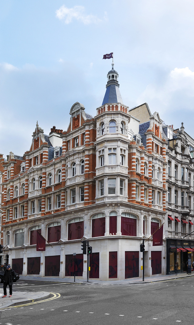 10月22日（水）、ロンドンの高級ショッピングストリートのニュー・ボンド・ストリートにオープンしたバリーの新旗艦店の外観。photo by Chris Tubbs