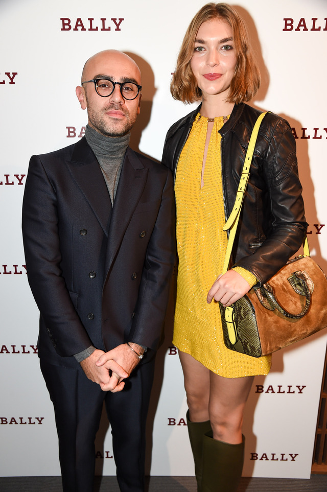 バリー ロンドン新旗艦店オープニングのカクテルパーティに来店したアリゾナ・ミューズ（右）と、バリー新デザインディレクターのパブロ・コッポラ（左）。photo by Richard Young