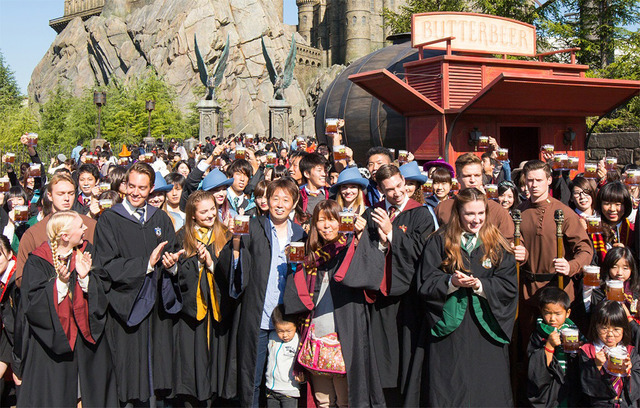 「バタービール」100万杯達成・記念ショット in USJ「ウィザーディング・ワールド・オブ・ハリー・ポッター」