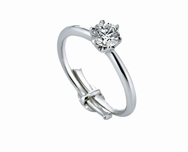 銀座ダイヤモンドシライシのスマイルプロポーズリング。リングのサイズが調整できるようになっており、彼女の指輪のサイズが分からなくてもプロポーズできると、男性のひとり客に好評。