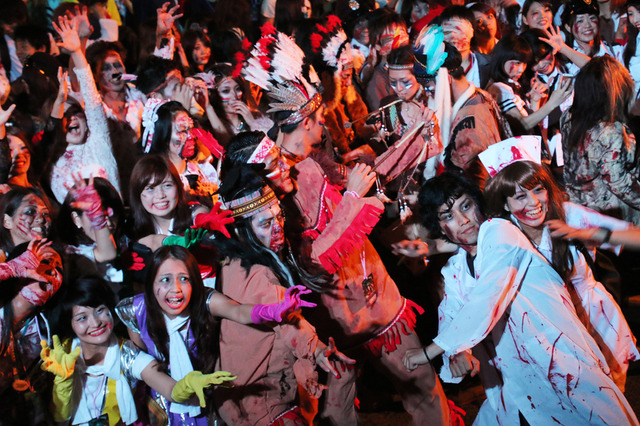 USJのハロウィン・スペシャルイベント「スペシャル・ゾンビ・モブ」の様子