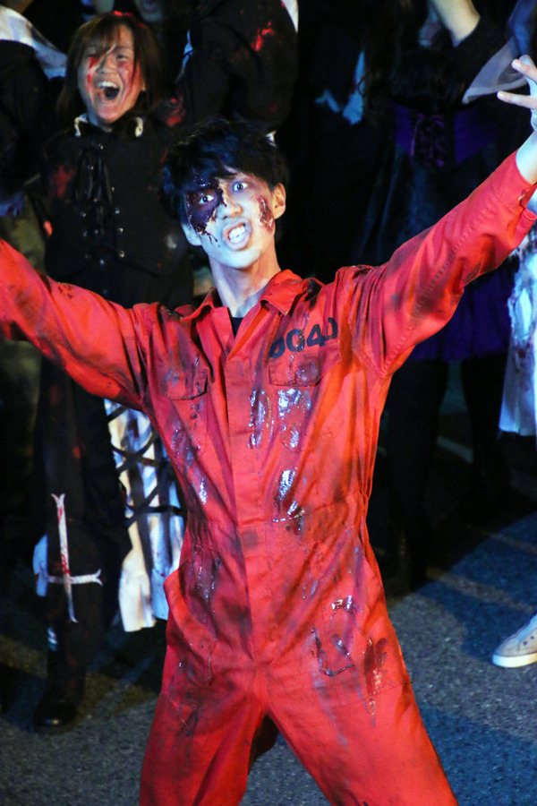 USJのハロウィン・スペシャルイベント「スペシャル・ゾンビ・モブ」の様子