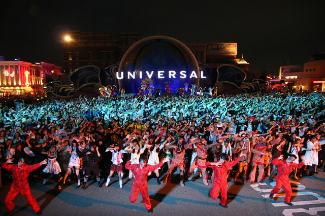 USJのハロウィン・スペシャルイベント「スペシャル・ゾンビ・モブ」の様子