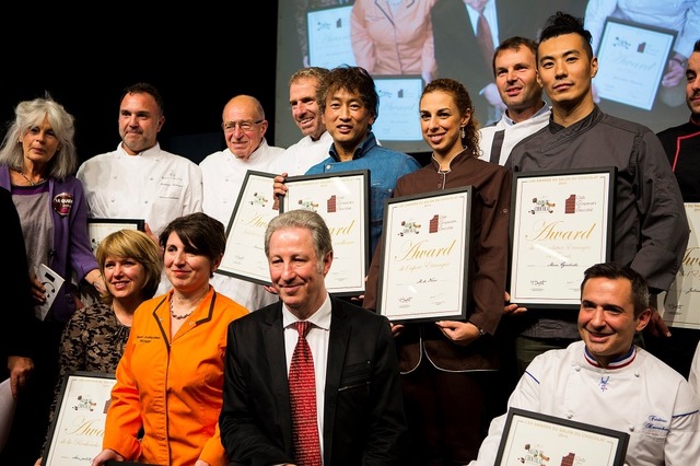 10月29日（水）から11月2日（日）までフランス・パリで開催された、世界最大のチョコレートの祭典であるサロン・デュ・ショコラにて、コヤマススム氏が31日（金）現地時間16時（日本時間11月1日午前1時）に「Excellence chocolatier etranger」を受賞した。