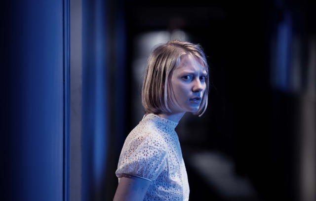 【特別映像】ミア・ワシコウスカ、「出演の決め手は彼」と公然告白！『嗤う分身』