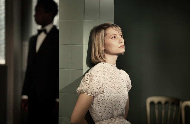 【特別映像】ミア・ワシコウスカ、「出演の決め手は彼」と公然告白！『嗤う分身』