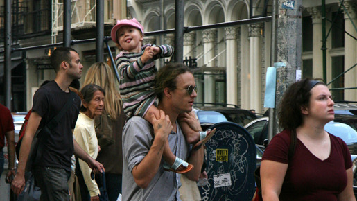 2007年9月、N.Y.のソーホーで散歩するヒースとマチルダ　-(C) AFLO