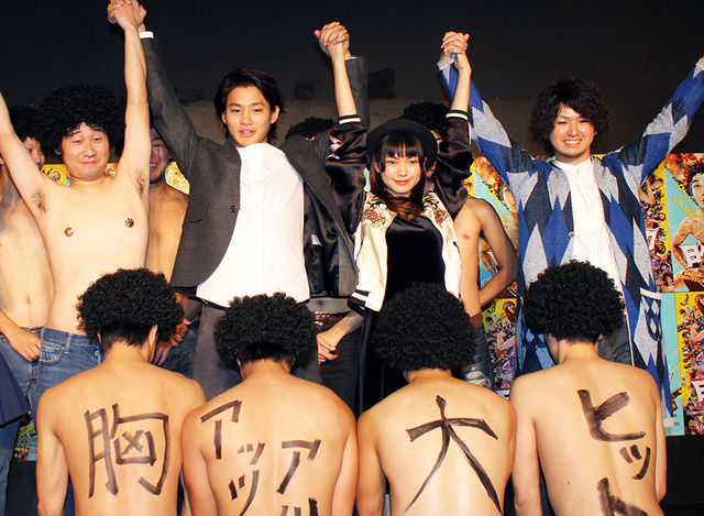 野村周平＆前野朋哉＆岡本啓佑（黒猫チェルシー）＆二階堂ふみ／『日々ロック』ヒット祈願イベント