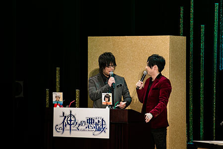 司会の梶裕貴さんとお弁当を食べ始める森川智之さん