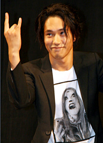 松山ケンイチ、ヨハネ・クラウザーII世のプリントTシャツで登場