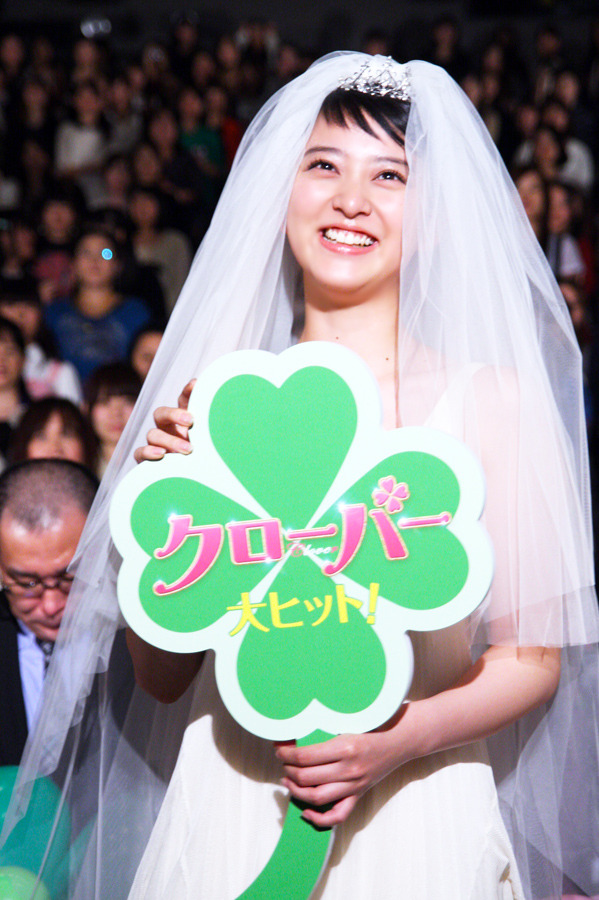 関ジャニ∞大倉忠義と結婚式を再現した、武井咲／映画『クローバー』大ヒット舞台挨拶