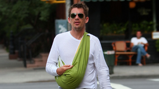 生後1か月の愛娘とお散歩中のイーサン・ホーク　-(C) Splash/AFLO